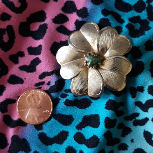 Vintage Gold Tone Flower Brooch - Picture 3 of 3